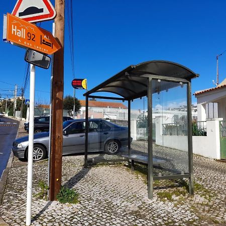 Hall 92 Quartos Com Wc Em Moradia Com Piscina A-Das-Lebres Loures Bagian luar foto