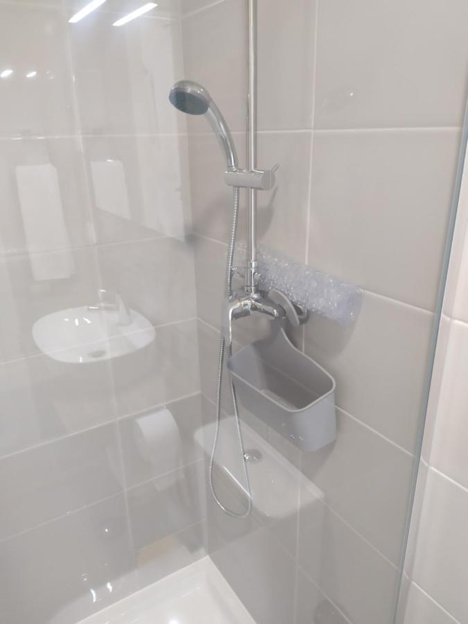 Hall 92 Quartos Com Wc Em Moradia Com Piscina A-Das-Lebres Loures Bagian luar foto