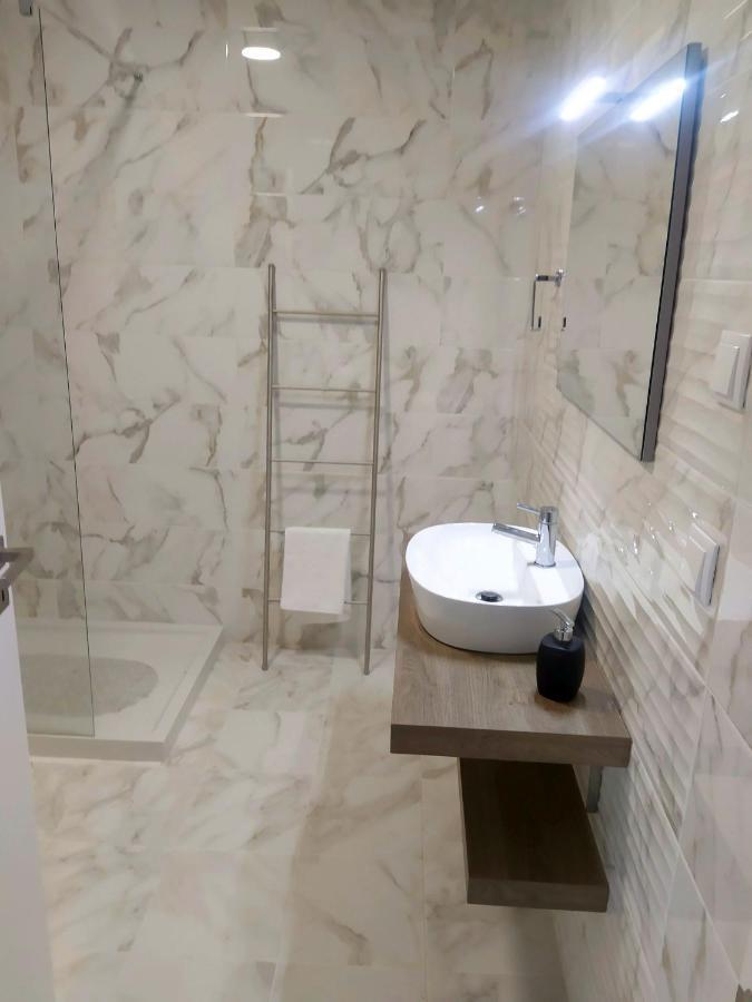 Hall 92 Quartos Com Wc Em Moradia Com Piscina A-Das-Lebres Loures Bagian luar foto