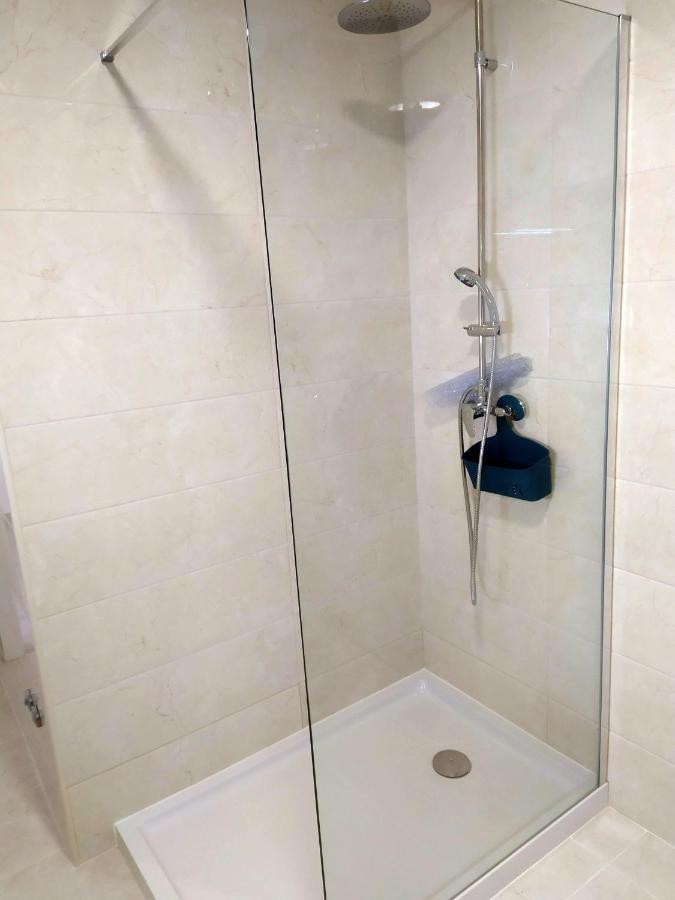 Hall 92 Quartos Com Wc Em Moradia Com Piscina A-Das-Lebres Loures Bagian luar foto