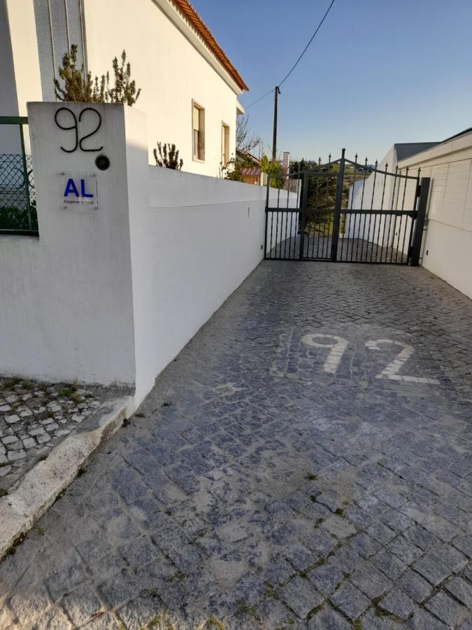 Hall 92 Quartos Com Wc Em Moradia Com Piscina A-Das-Lebres Loures Bagian luar foto